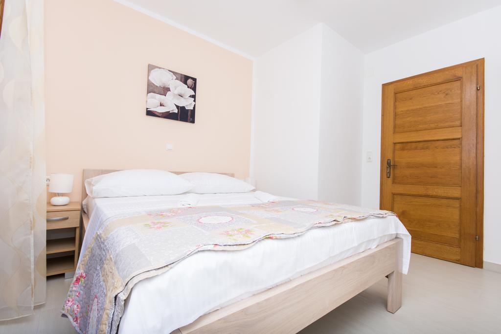 Apartments Bisera Трогір Екстер'єр фото