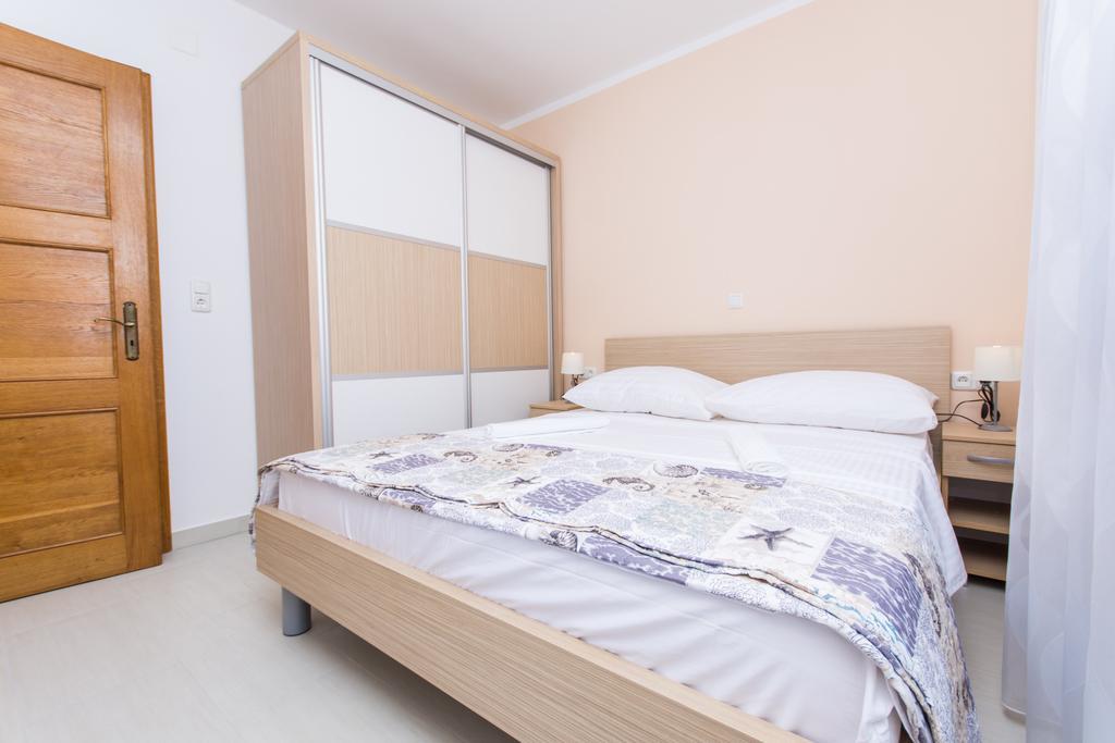 Apartments Bisera Трогір Екстер'єр фото